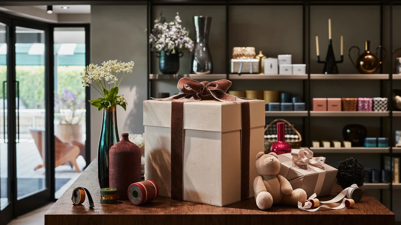 Illustration eines warm beleuchteten Geschenkladens mit Regalen, Bändern und kleinen Souvenirs