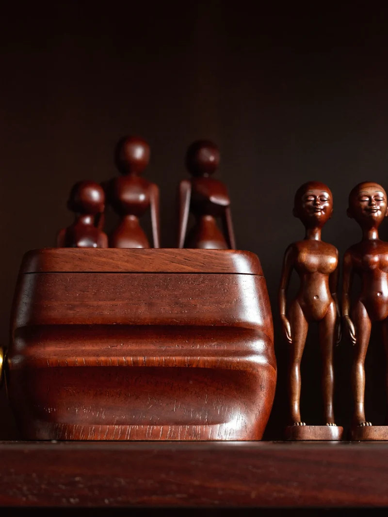 Illustration einer Holzspieluhr und kleiner geschnitzter Figuren auf einem Regal